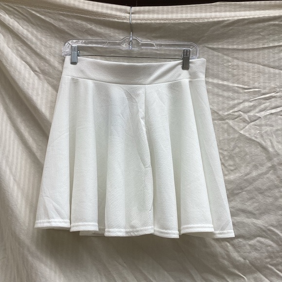 Urban Coco Dresses & Skirts - Urban Coco NWT Chic White Skater Skirt, size large